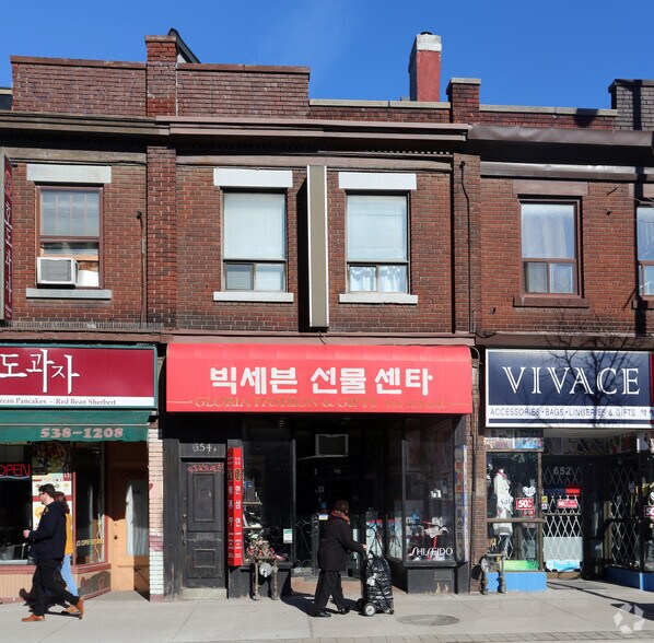 654 Bloor St W, Toronto, ON à louer - Photo de l’immeuble – Image 2 sur 9