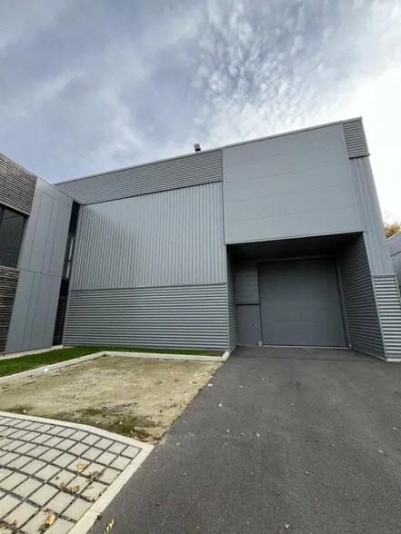 Local d'activités dans Chanteloup-en-Brie à vendre - Photo de l’immeuble – Image 2 sur 8