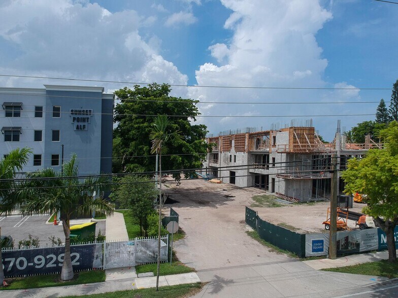 9945 Sunset Dr, Miami, FL à louer - Photo de l’immeuble – Image 3 sur 10