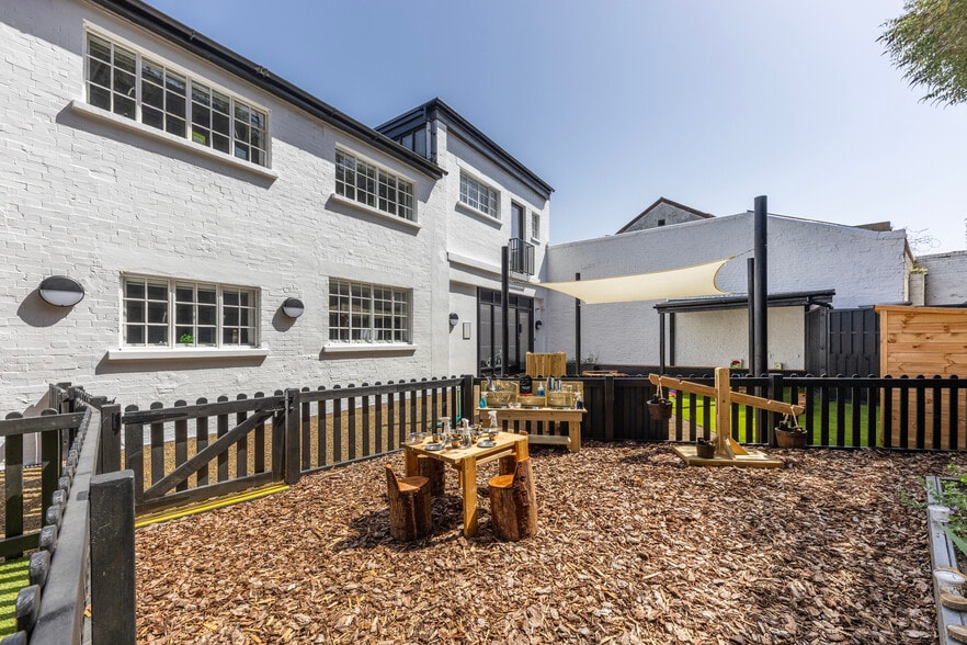 233A Queenstown Rd, Londres à vendre - Photo principale – Image 1 sur 12