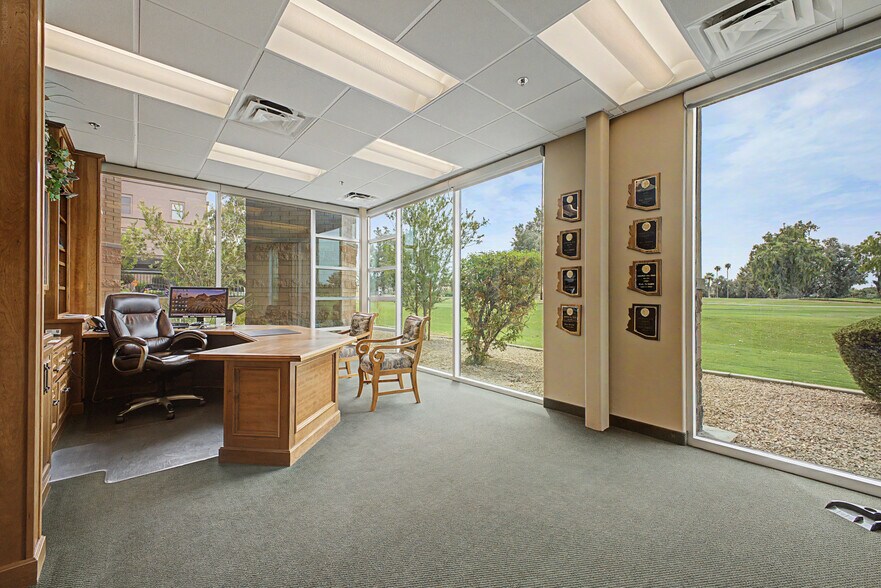 565 W Chandler Blvd, Chandler, AZ à louer - Photo de l’immeuble – Image 2 sur 39