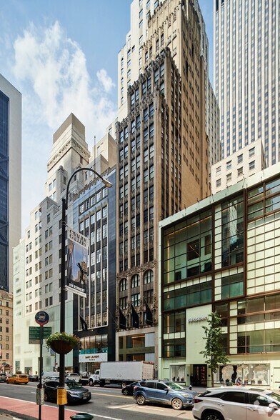 5 E 57th St, New York, NY à louer - Photo de l’immeuble – Image 3 sur 6