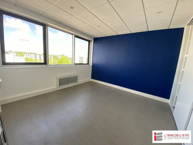 Bureau dans Saint-Grégoire à louer - Photo de l’immeuble – Image 3 sur 7