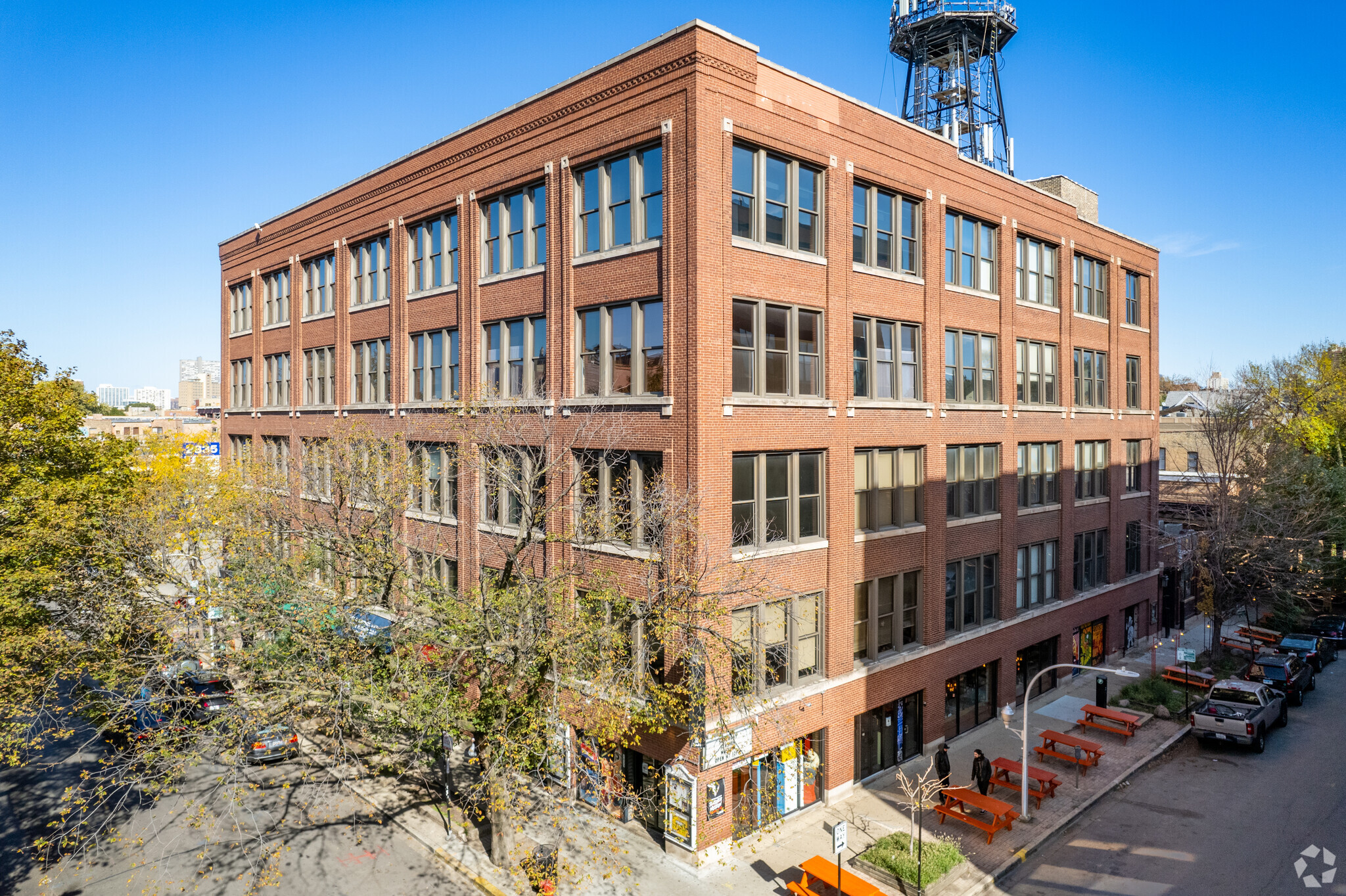 2835 N Sheffield Ave, Chicago, IL à louer Photo de l’immeuble– Image 1 sur 5