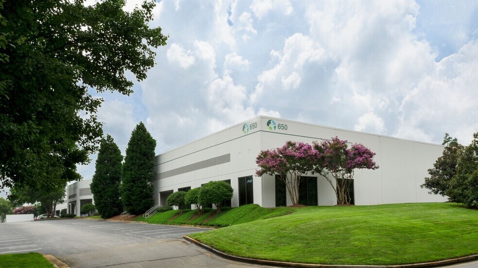560 Atlanta S Pky, College Park, GA à louer - Photo de l’immeuble – Image 2 sur 19