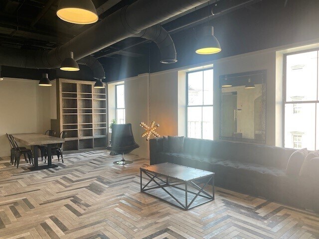 100 Bull St, Savannah, GA à louer - Photo intérieure – Image 2 sur 13