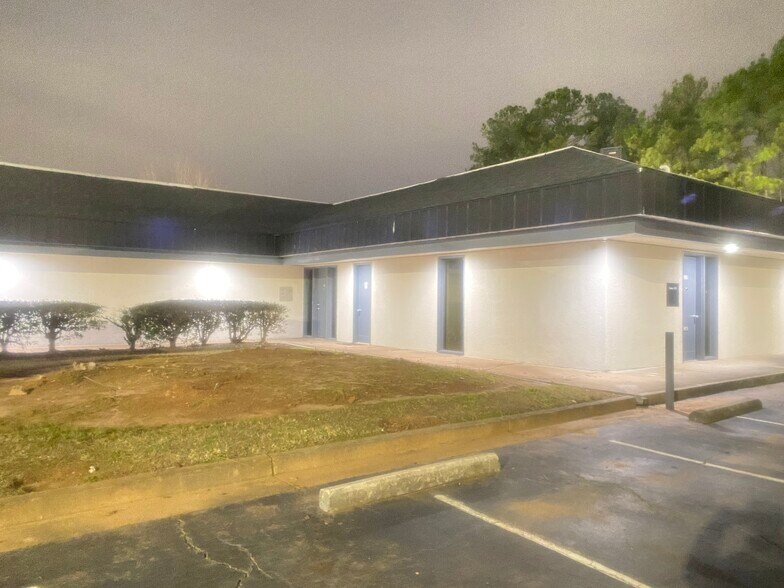 3993 Lawrenceville Hwy NW, Lilburn, GA à louer - Photo de l’immeuble – Image 1 sur 7