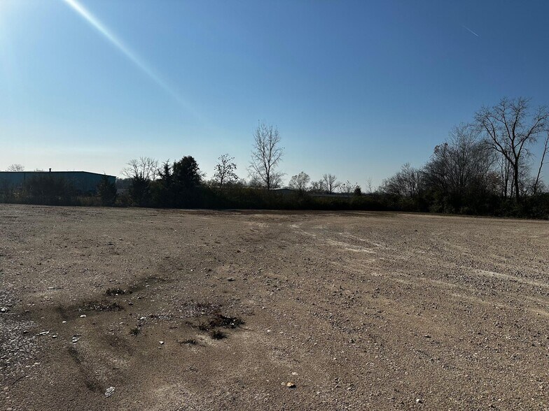 4240 Lisa Dr, Tipp City, OH à louer - Photo de l’immeuble – Image 3 sur 8