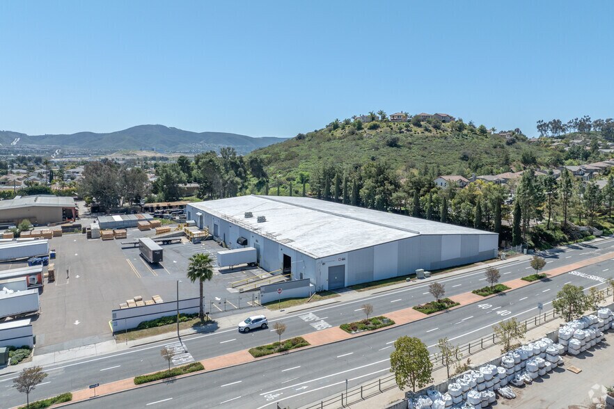 664 N Twin Oaks Valley Rd, San Marcos, CA à louer - Photo de l’immeuble – Image 2 sur 6