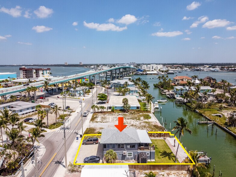 340 Crescent St, Fort Myers Beach, FL à vendre - Photo de l’immeuble – Image 2 sur 10