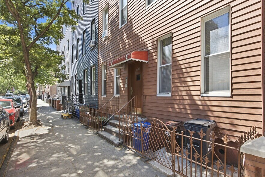 317 Eckford St, Brooklyn, NY à vendre - Photo de l’immeuble – Image 3 sur 30