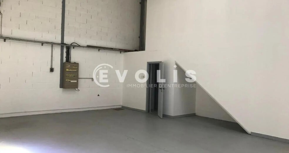 Local d’activités dans Quincy-Voisins à louer - Photo intérieure – Image 2 sur 8