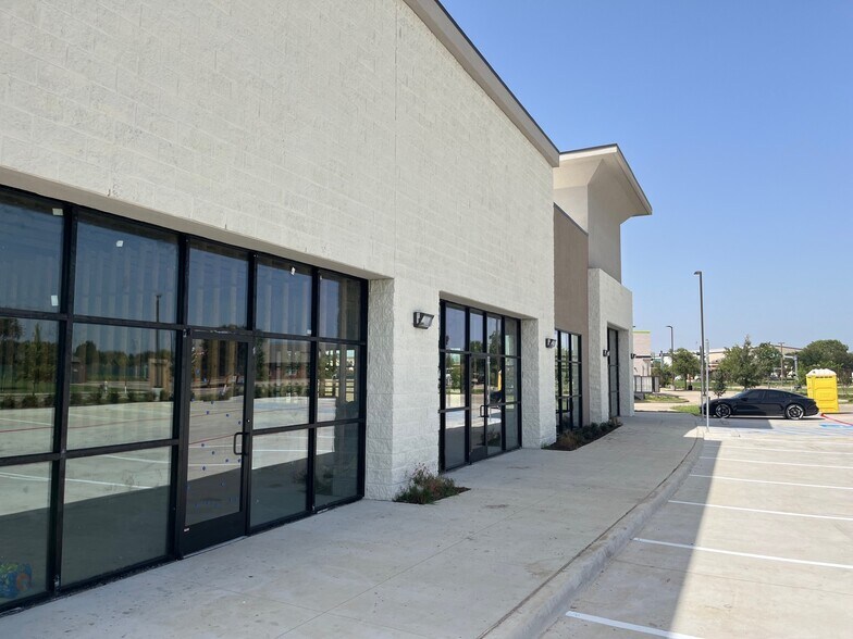 4049 Huffines blvd, Carrollton, TX à louer - Photo de l’immeuble – Image 3 sur 7