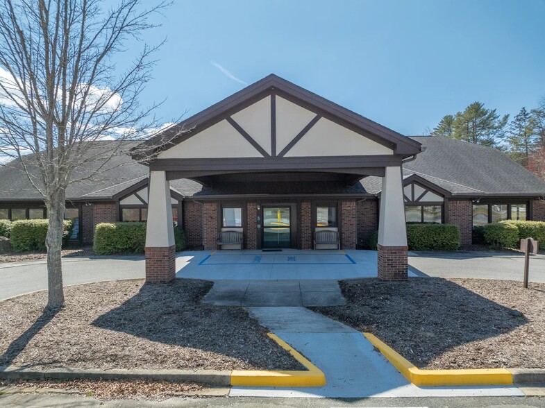 377 Gallimore Rd, Brevard, NC à louer - Photo de l’immeuble – Image 2 sur 3