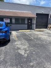 267-269 NE 32nd Ct, Oakland Park, FL à louer Photo de l’immeuble– Image 1 sur 11