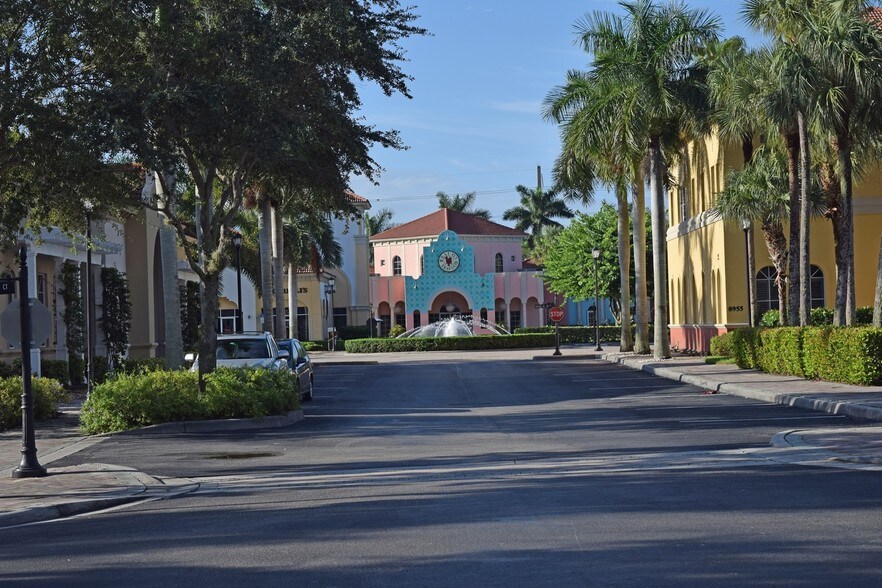 9010 Strada Stell Ct, Naples, FL à louer - Photo de l’immeuble – Image 3 sur 11