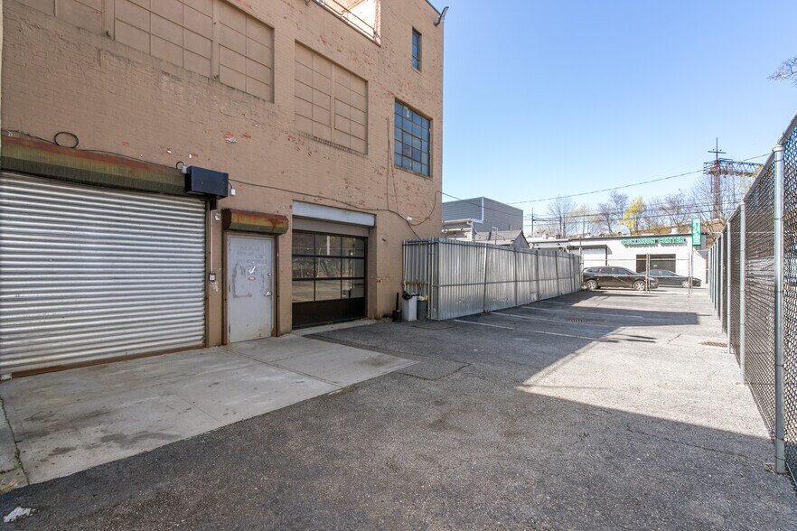 56-15 Northern Blvd, Woodside, NY à vendre - Photo de l’immeuble – Image 3 sur 15