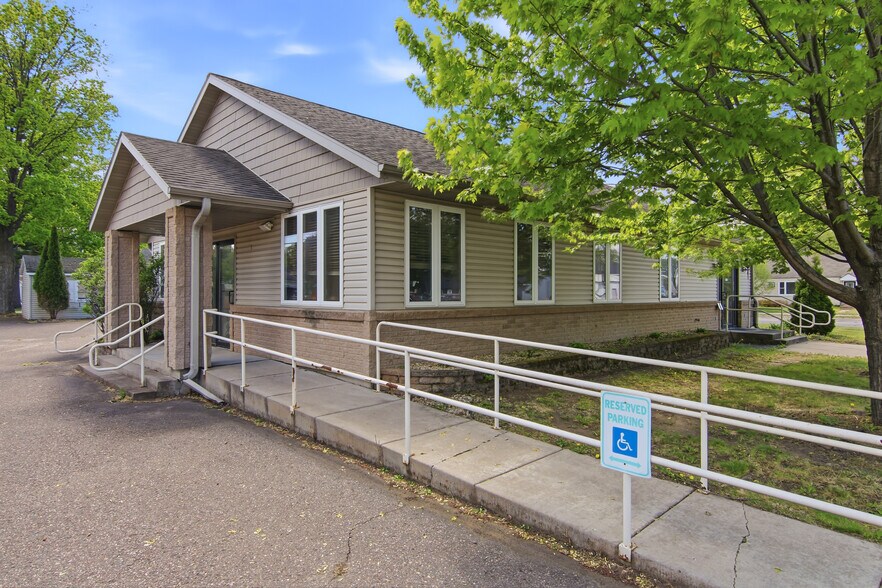 2108 S Broadway St, Menomonie, WI à vendre - Photo de l’immeuble – Image 3 sur 33