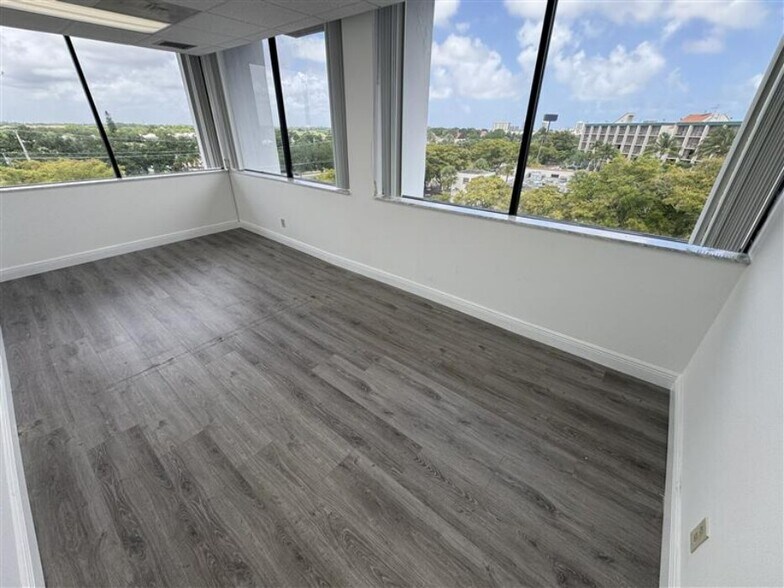 2001 Palm Beach Lakes Blvd, West Palm Beach, FL à louer - Photo intérieure – Image 2 sur 8