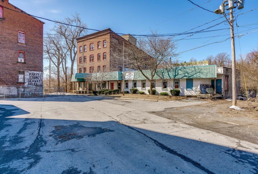 571 Fairbanks St, Watertown, NY à vendre - Photo de l’immeuble – Image 2 sur 20