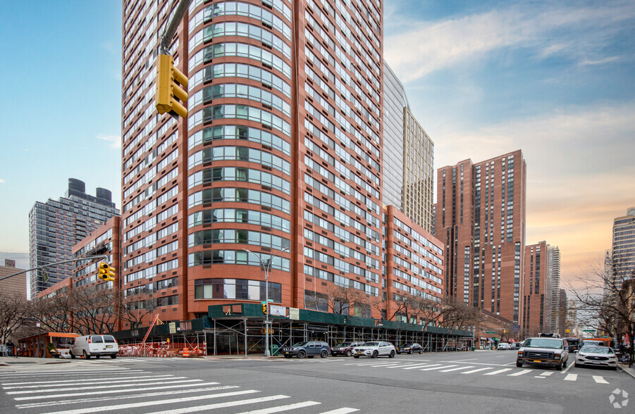 1675 3rd Ave, New York, NY à louer - Photo de l’immeuble – Image 3 sur 25