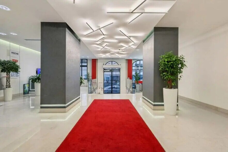 106-108 Rue La Boétie, Paris à louer - Photo de l’immeuble – Image 3 sur 7