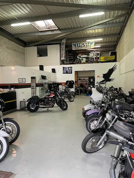 Local d’activités dans Entraigues-sur-la-Sorgue à louer - Photo principale – Image 1 sur 4