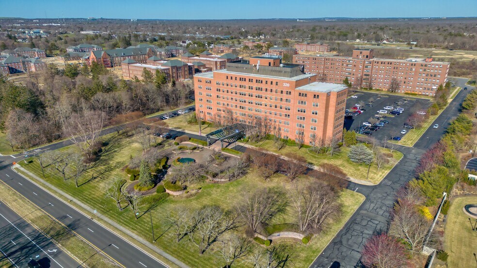 320 Carleton Ave, Central Islip, NY à louer - Photo de l’immeuble – Image 3 sur 5