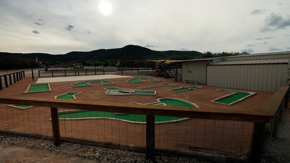 4377 S US Highway 83, Leakey, TX à vendre - Photo de l’immeuble – Image 3 sur 9