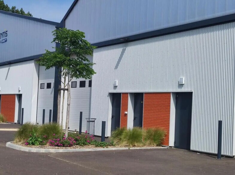 Local d’activités dans Pavilly à louer - Photo de l’immeuble – Image 3 sur 4