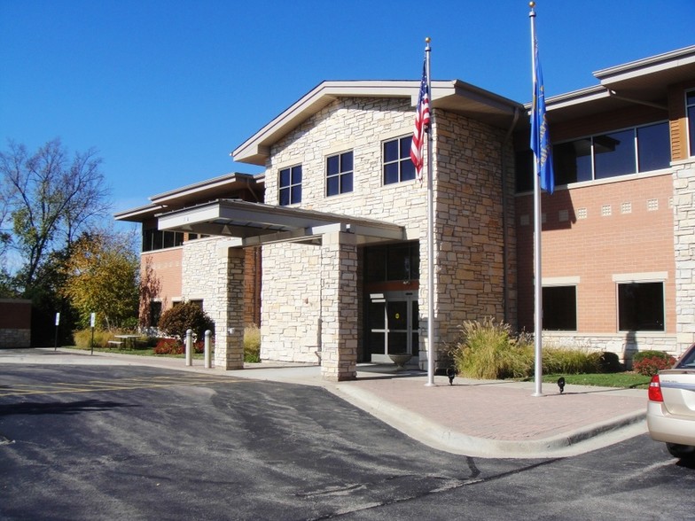 864 Stearns Rd, Bartlett, IL à louer - Photo de l’immeuble – Image 2 sur 9