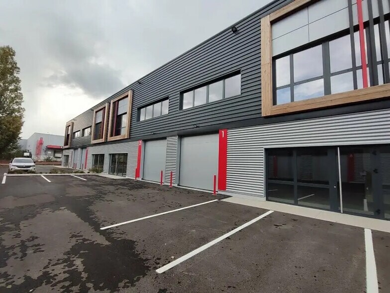 10 Rue De Bretagne, Saint-Quentin-Fallavier à louer - Photo de l’immeuble – Image 1 sur 6