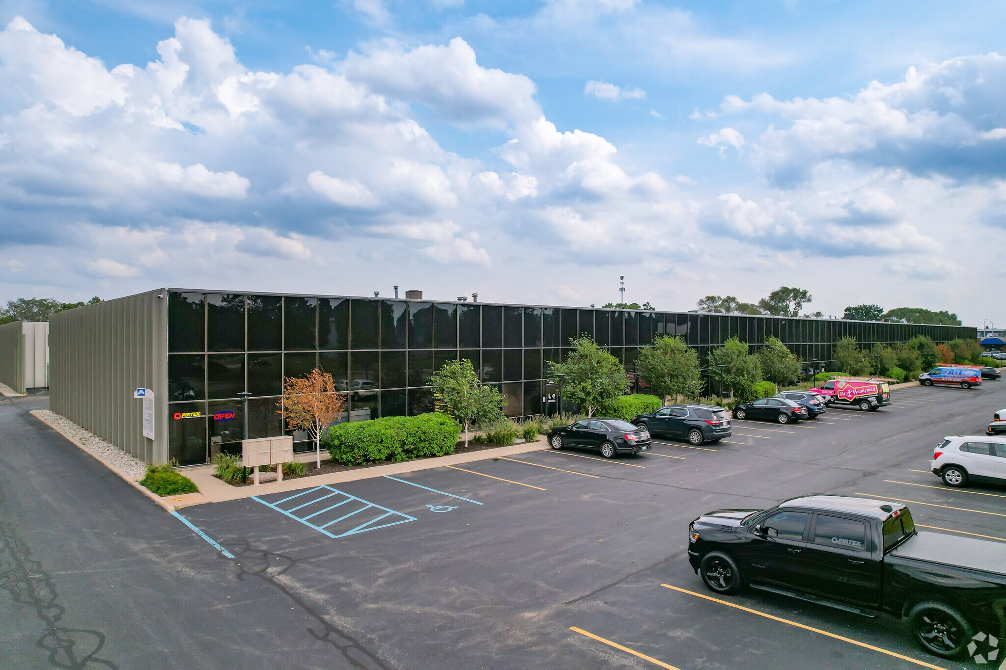 3504-3528 Roger B. Chaffee Memorial Dr SE, Grand Rapids, MI à louer Photo principale– Image 1 sur 7