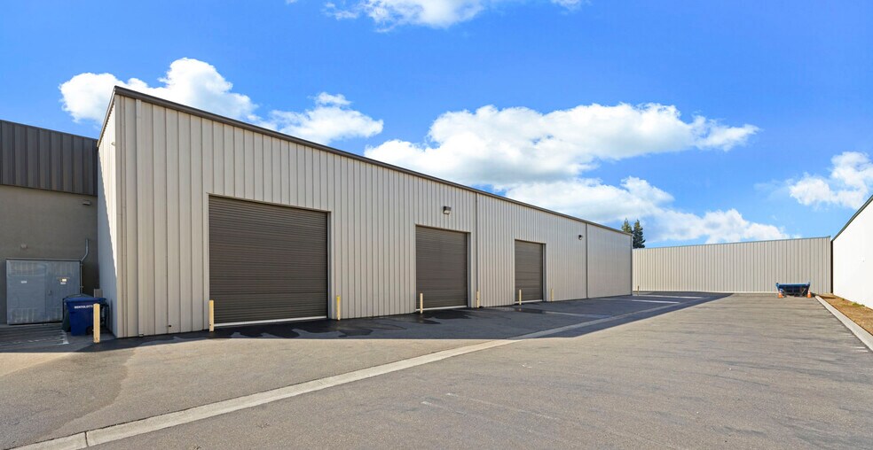 401 Glass Ln, Modesto, CA à vendre - Photo de l’immeuble – Image 2 sur 39