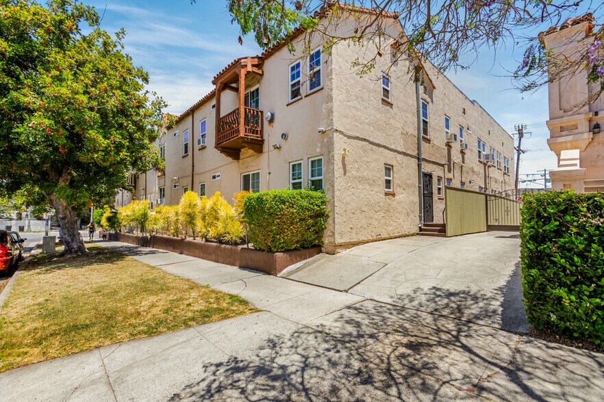 5320 W Olympic Blvd, Los Angeles, CA à vendre - Photo de l’immeuble – Image 2 sur 9