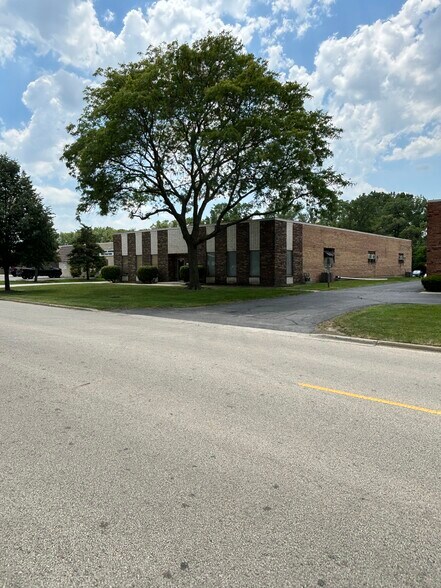 2206 Foster Ave, Wheeling, IL à louer - Photo de l’immeuble – Image 2 sur 9