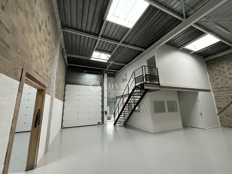 Local d'activités dans Plaisir à vendre - Photo de l’immeuble – Image 1 sur 8