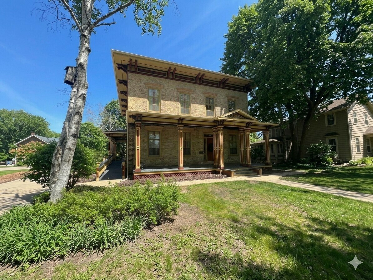 522 W Main St, Whitewater, WI à louer Photo principale– Image 1 sur 2