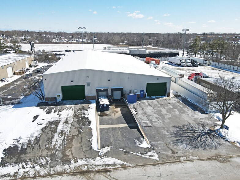 701 Sunset Dr, Round Lake, IL à louer - Photo de l’immeuble – Image 3 sur 12