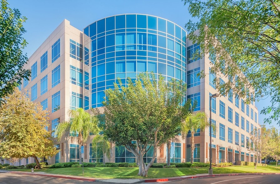 1 Pointe Dr, Brea, CA à louer - Photo de l’immeuble – Image 3 sur 6