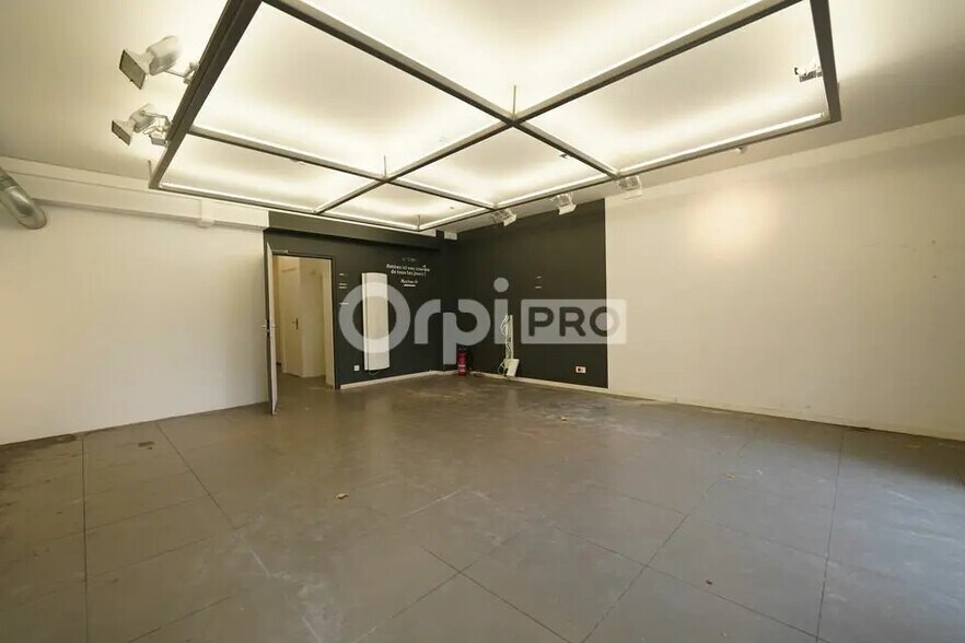 Local commercial dans Lyon à louer - Photo de l’immeuble – Image 1 sur 11
