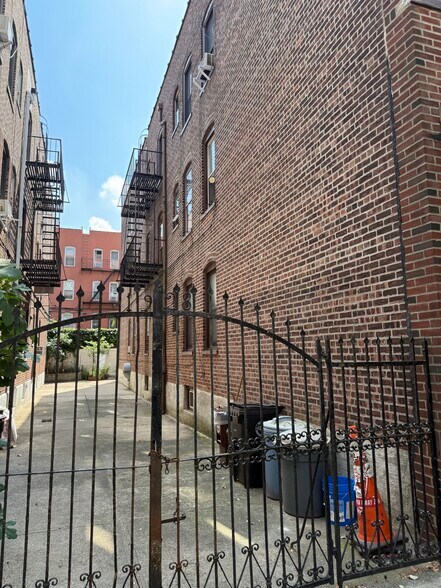 4715 47th St, Woodside, NY à vendre - Photo de l’immeuble – Image 2 sur 13