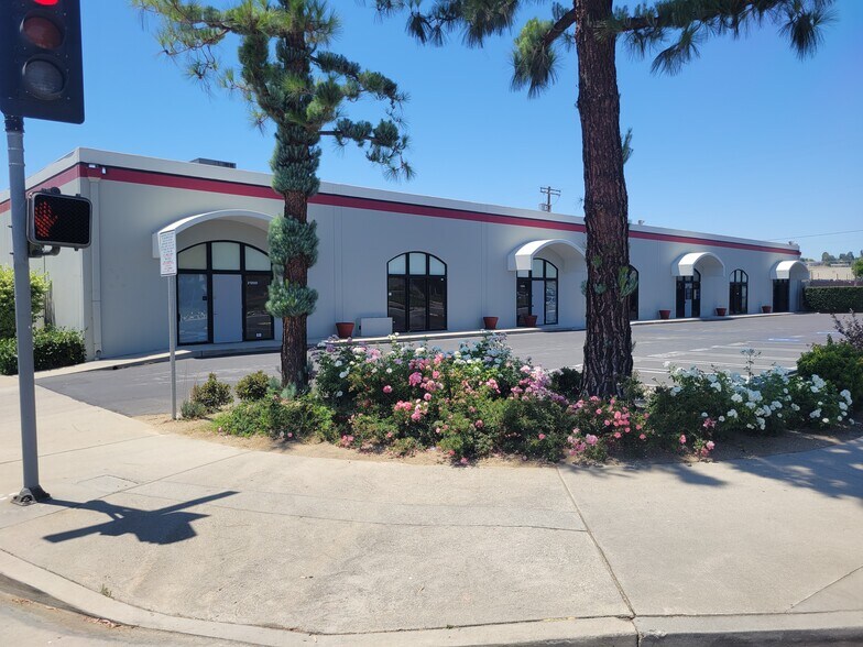21200-21212 Nordhoff St, Chatsworth, CA à louer - Photo de l’immeuble – Image 1 sur 3