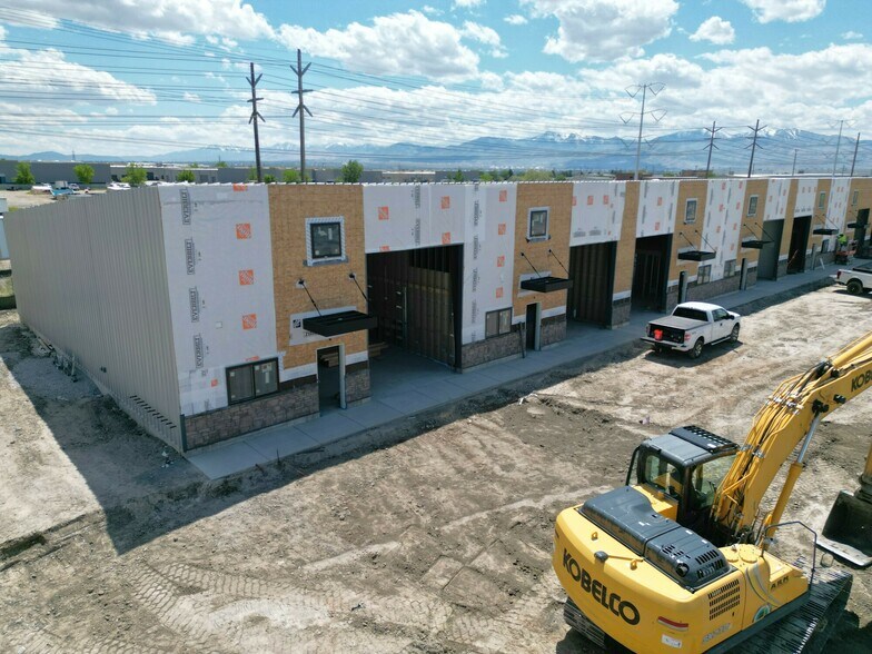 3015 W Directors Row, Salt Lake City, UT à louer - Photo de l’immeuble – Image 1 sur 22