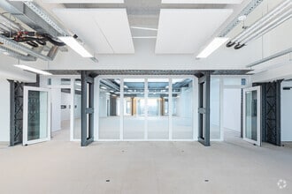 22-32 Rue De Clignancourt, Paris à louer Photo intérieure– Image 2 sur 5