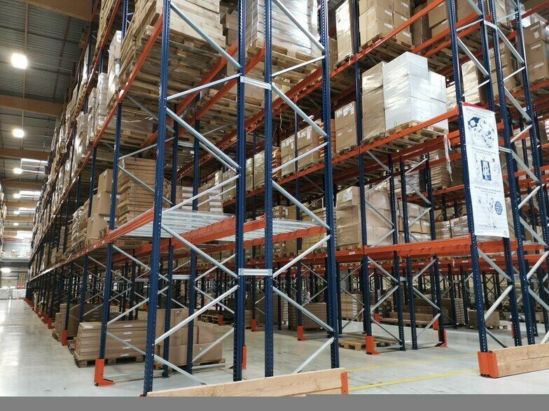 Industriel/Logistique dans à louer - Photo de l’immeuble – Image 1 sur 1