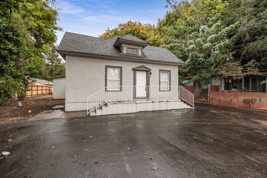 1122 Stewart Ave, Chico, CA à vendre - Photo principale – Image 2 sur 42