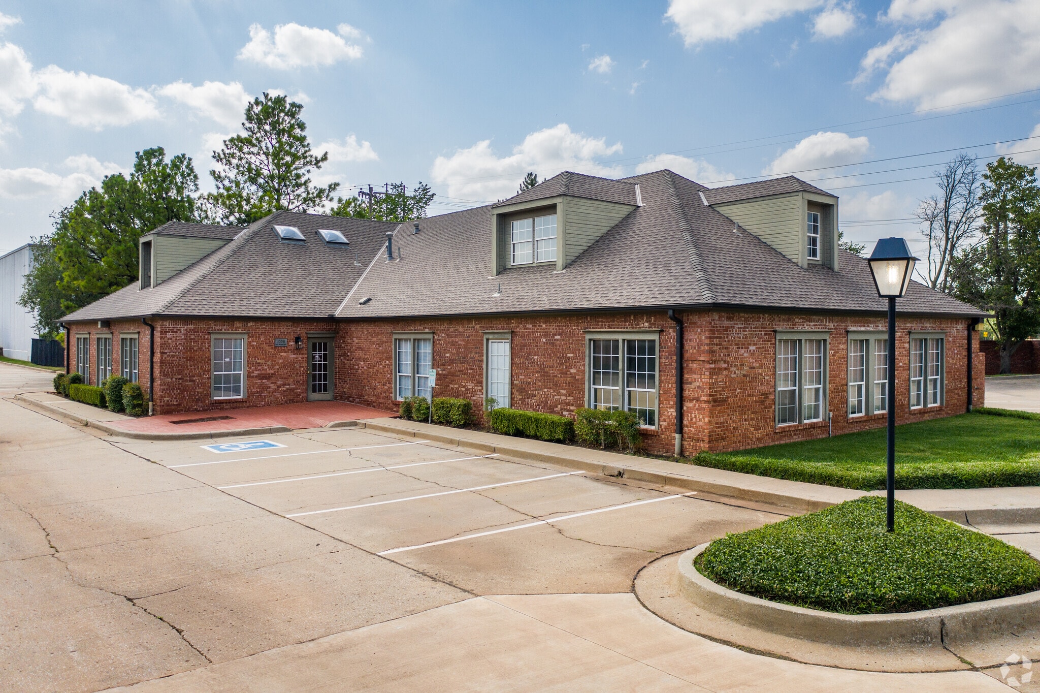 1008 NW Grand Blvd, Oklahoma City, OK à louer Photo principale– Image 1 sur 7
