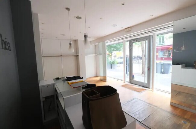 Plus de détails pour Local commercial à vendre