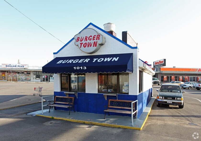 1015 E Irving Blvd, Irving, TX à louer - Photo principale – Image 3 sur 4